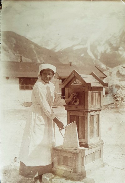 Anny Pinter am Anny-Brunnen im Ersten Weltkrieg