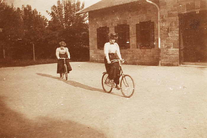 Radfahrerinnen vor Bahnhofsgebäude 1898