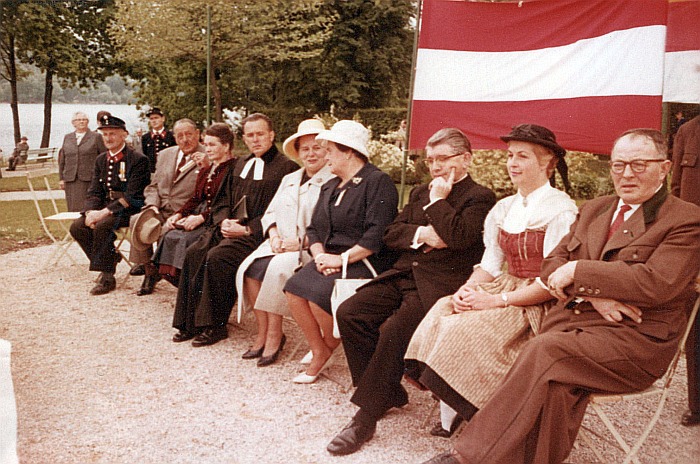 Fahnenweihe Abwehrkämpferbund Krumpendorf im Kurpark 1961