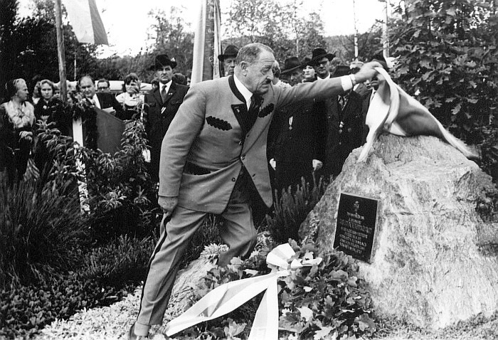 Bürgermeister Karl Kutternig enthüllt den Peter-Pirkham-Gedenkstein 1960