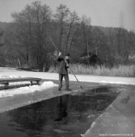 Krumpendorf 1955-1958 Anton Adametz beim Eisstechen