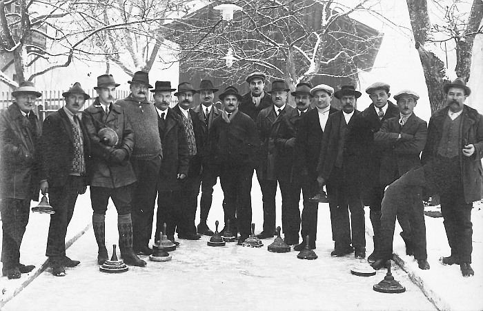 Sonntägliches Eisstockvergnügen auf der Eisbahn beim Gasthof Koch 1926