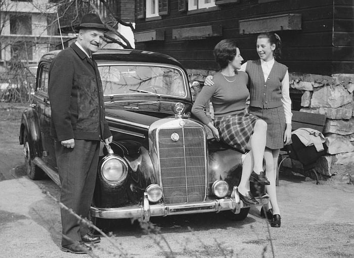Familienfoto mit Mercedes 220 (Foto: Reiterer, 1971)