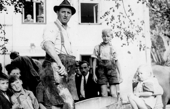 Franz Bürger mit Fischfang 1942