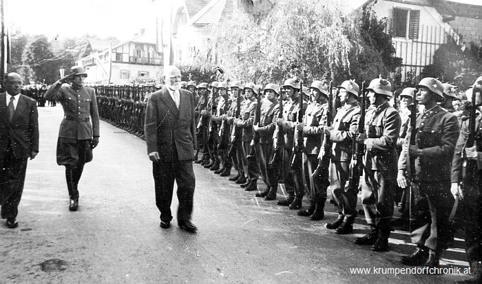 Bundespräsident Dr. Körner schreitet die Ehrenkompanie der Gendarmerie ab 1953