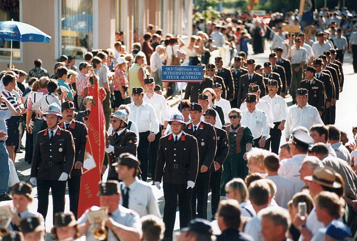 Umzug der Feuerwehren über Hauptstraße - Betriebsfeuerwehr Steyr 1999