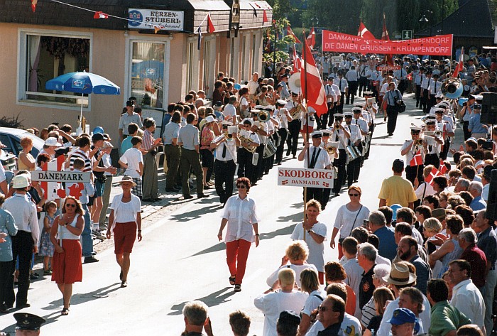 Umzug der Feuerwehren über Hauptstraße Feuerwehr Skodborg/Dänemark 1999