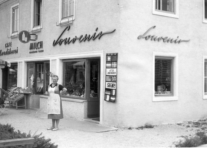Rosa Kitz vor Souvenir-Geschäft