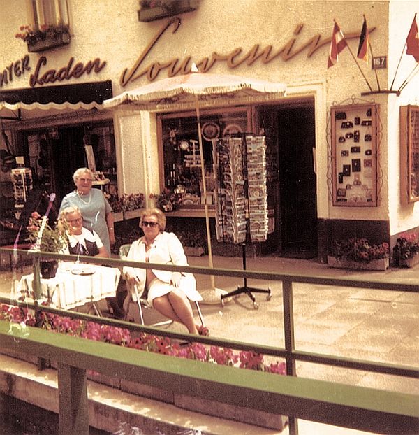 Rosa Kitz und Frau Wrentschur mit Sommergast vor Souvenir-Geschäft