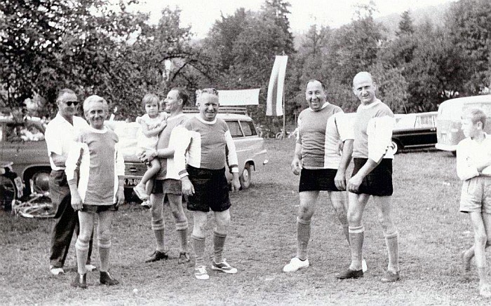 Gemeinderäte vor Spiel am neuen Platz 1963