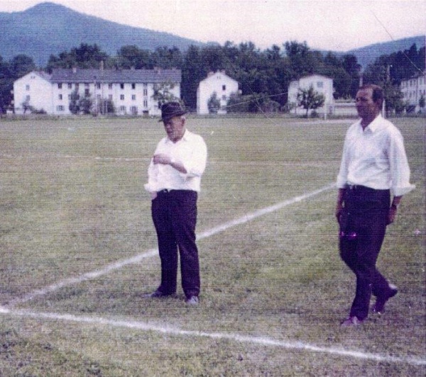 Platzwart Michael Melnyk (li) und Trainer Peter Samrock