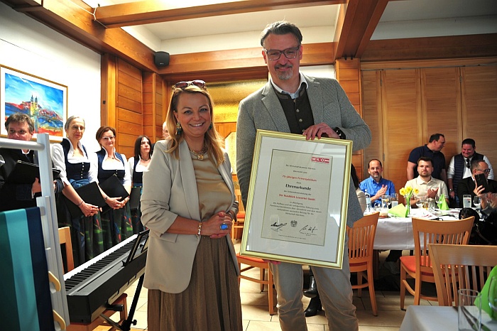 Georg Helmigk erhält Ehrenurkunde der WK