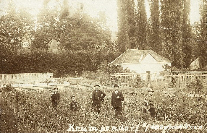 Schlossgärtner Anton Grohar (4.v.l.), im Hintergrund das Gartenhaus 1910
