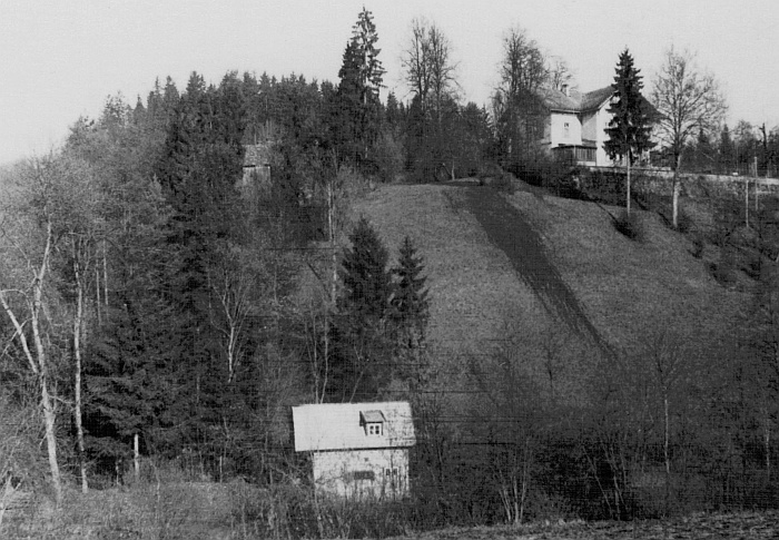 Der „Streicher-Hügel“, vorne das Schlachthaus
