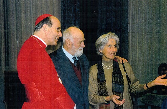 Kardinal Schönborn mit Familie Wolschner bei Übergabe des Fastentuches in Wien